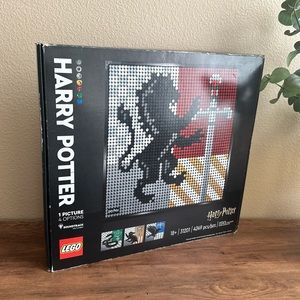 NIB Hogwarts Crests Lego Set 31201 DISCONTINUED